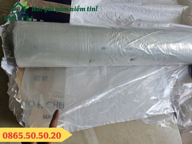 Cuộn nilon trắng trong lót sàn đổ bê tông
