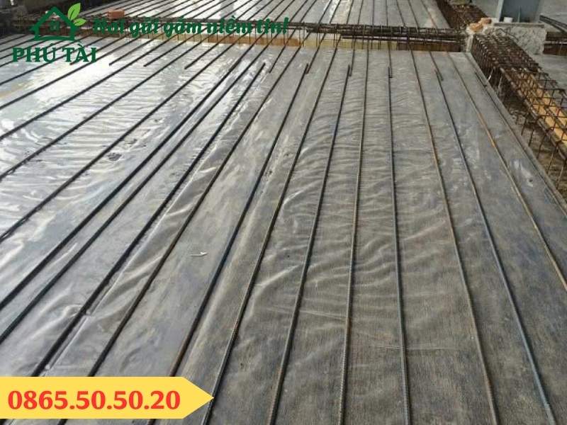 Màng nilon trắng trong lót sàn đổ bê tông