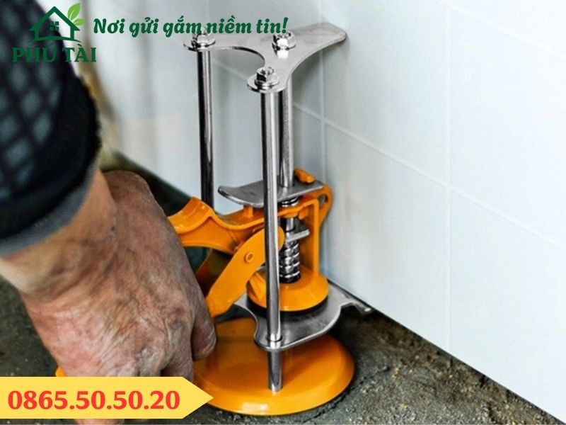 Sử dụng kích đội gạch cân đối vị trí