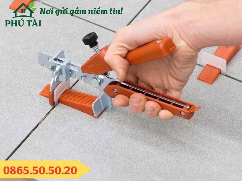 Sử dụng kìm siết nêm gạch  - 1