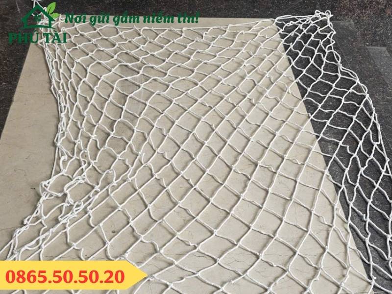 Tấm lưới sau khi trải, 4 góc đều có tai buộc