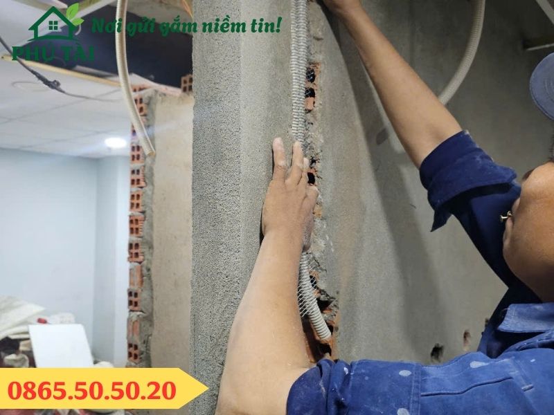 Thi công lưới tô tường tại các vị trí lắp đường ống điện