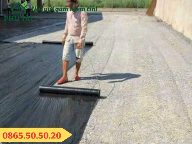 Thi công nilon đen lót sàn, nền đường đổ bê tông