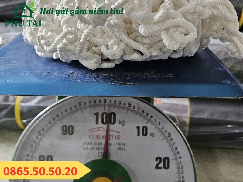 Trọng lượng của 1 cuôn lưới chắn container là 1kg