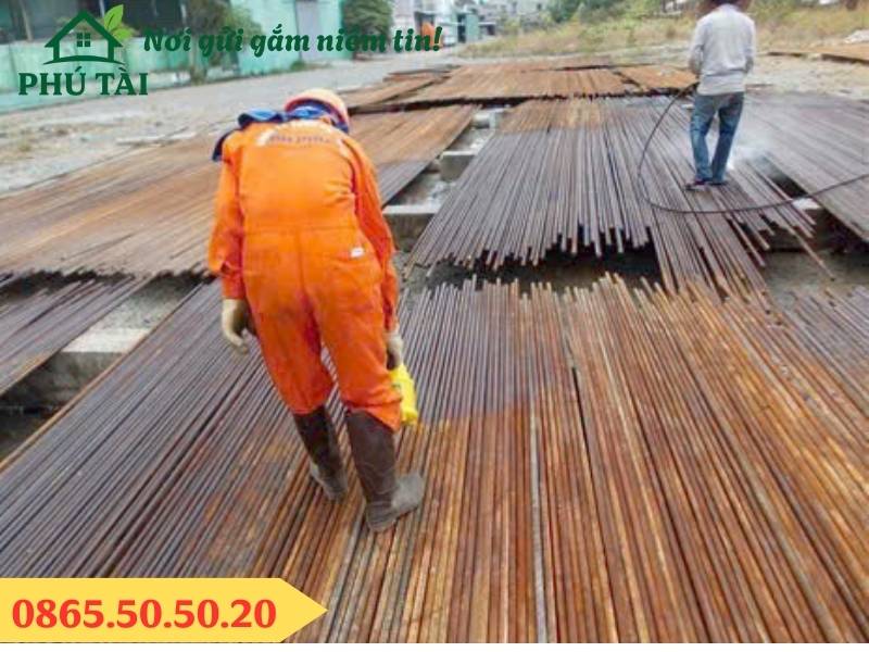 Tưới, sịt chất tẩy gỉ B05 lên bề mặt sắt thép
