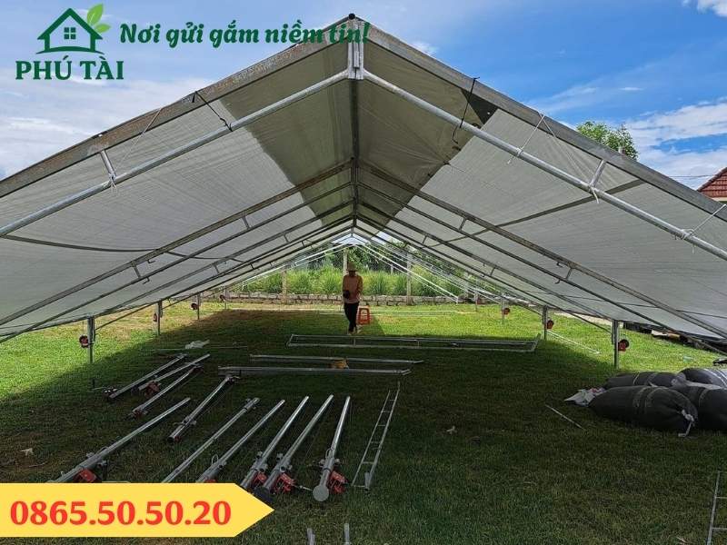 Ứng dụng làm lều trại của bạt trắng xám