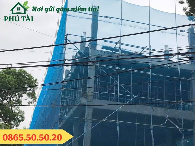 Sử dụng lưới bao che giàn giáo đảm bảo an toàn trên công trường