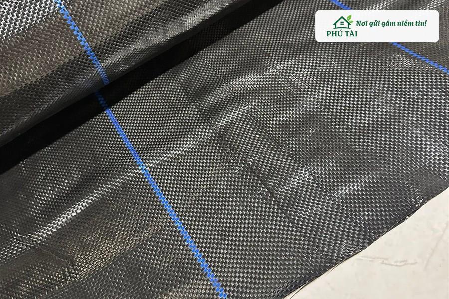 Cận cảnh chất liệu sợi bạt phủ cỏ dệt PP nguyên sinh phủ UV chống tia cực tím