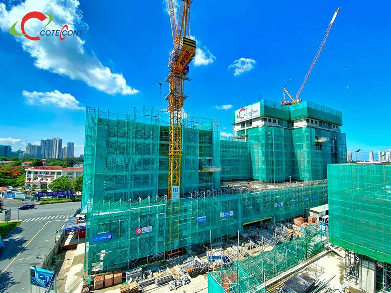 Kỹ thuật cố định lưới bao che công trình bằng dây rút nhựa chịu UV