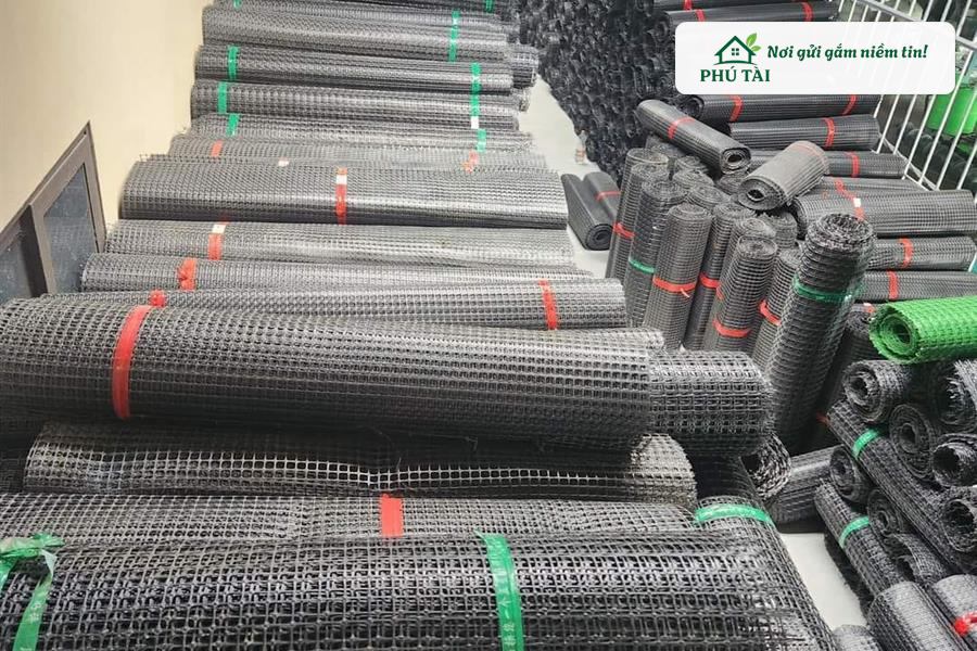 Kho hàng lưới nhựa hàng rào HDPE đen và xanh cuộn 50m tại Phú Tài