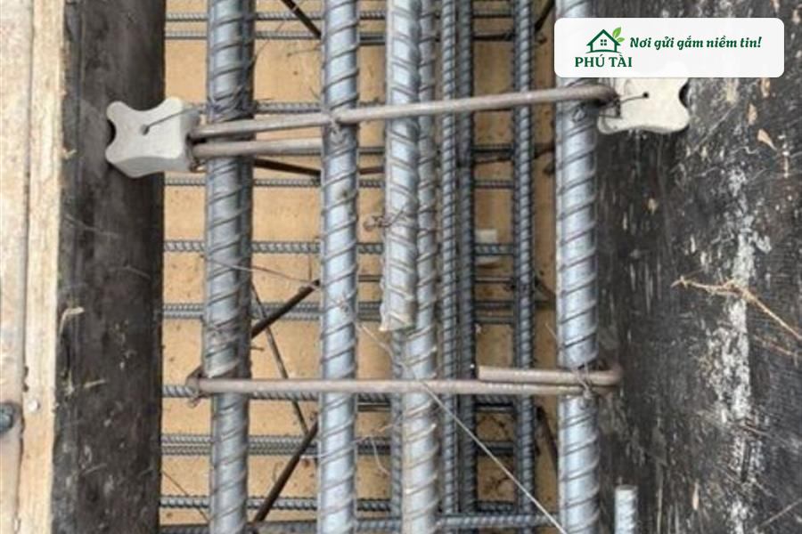 Thi công lắp đặt con kê bê tông dầm cột đảm bảo chiều dày lớp bảo vệ cốp pha