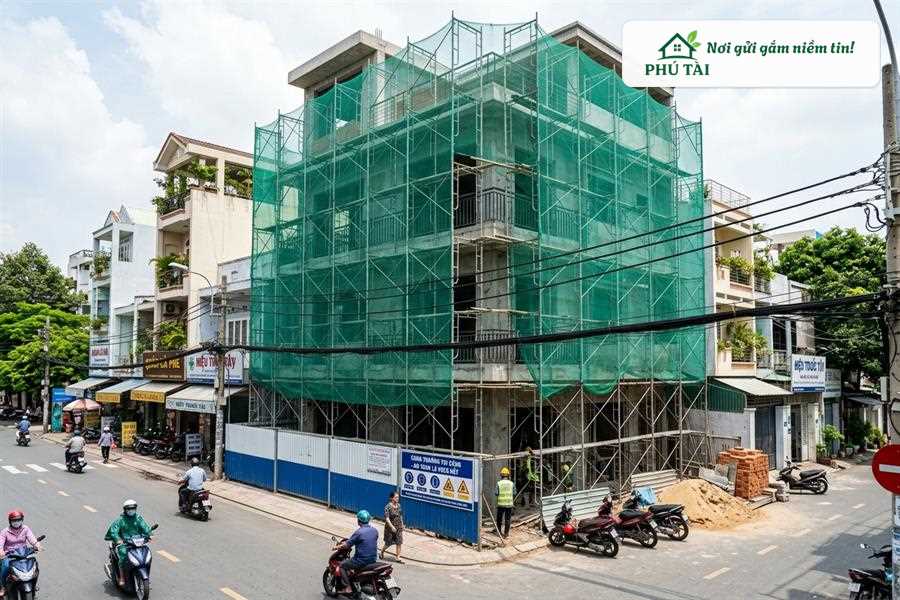 Thi công căng lưới bao che chống bụi nhà phố 4 tầng trong khu đô thị Phú Tài