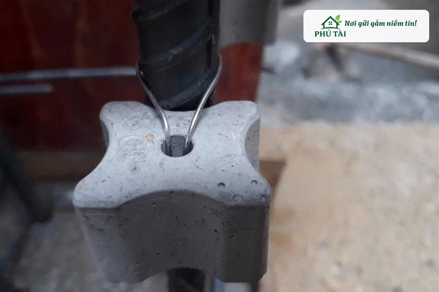 Mật độ kê 4 đến 5 viên con kê bê tông trên 1 mét vuông sàn nhà dân dụng