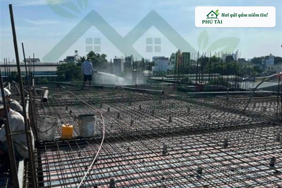 Hiện trường thi công lắp đặt con kê bê tông thép sàn và xịt rửa vệ sinh cốp pha trước khi nghiệm thu đổ bê tông