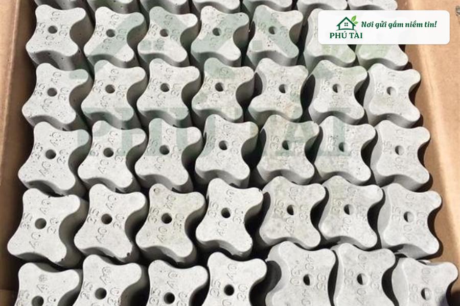 Bảng đối chiếu chi phí vật tư và nhân công giữa tự đúc tại công trường và mua con kê đúc sẵn