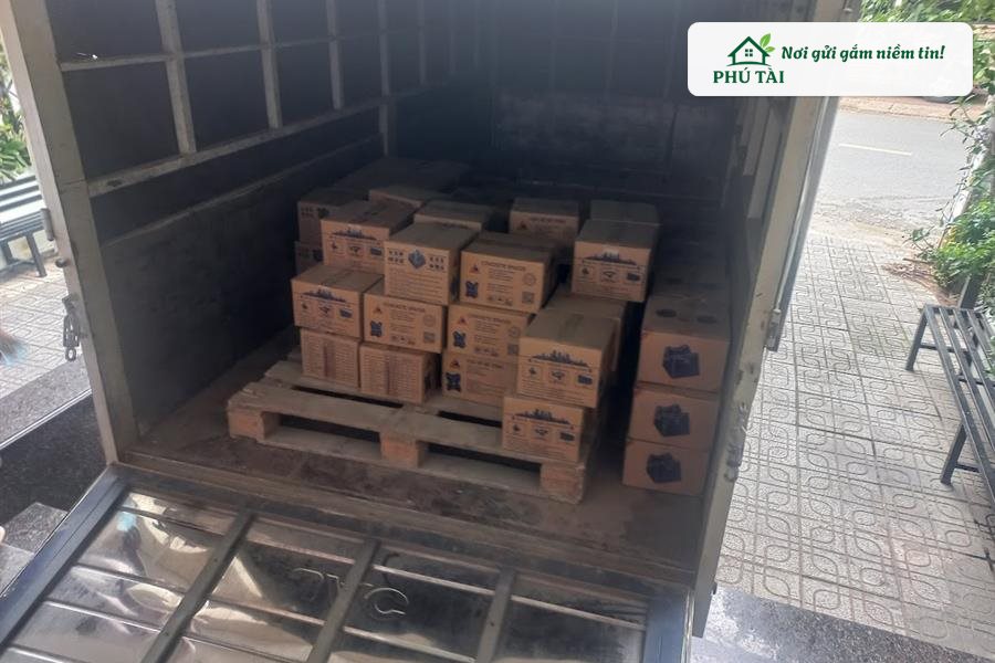 Đội xe tải Phú Tài bốc dỡ hàng trăm thùng con kê bê tông đến công trình xây dựng tại KCN Bình Dương