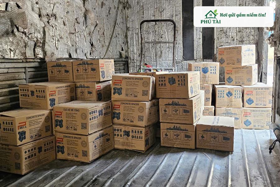 Xe tải Phú Tài giao hàng cục kê bê tông số lượng lớn tận chân công trình xây dựng